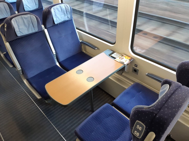 Tafelplaatsen in de intercity trein naar Berlijn